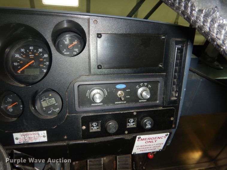 image for item HS9431 2005 MCI D4500  coach bus