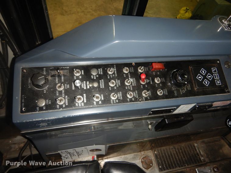 image for item HS9431 2005 MCI D4500  coach bus