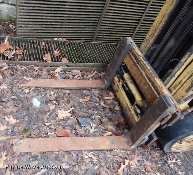 image for item HV9623 Hyster Spacesaver 30  forklift