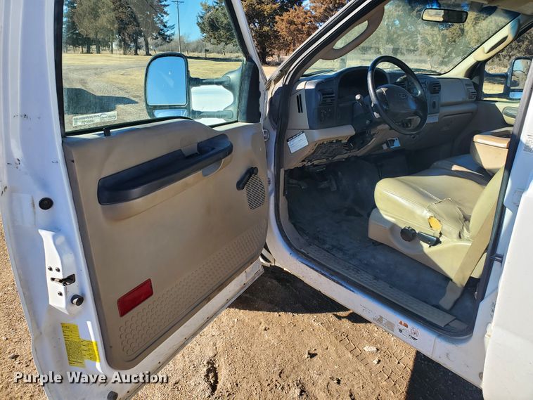 image for item HW9725 2006 Ford F450 XL Super Duty  winch truck