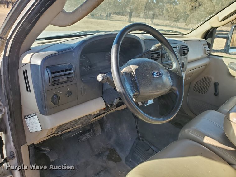 image for item HW9725 2006 Ford F450 XL Super Duty  winch truck