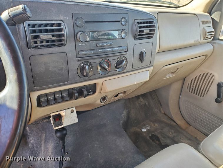 image for item HW9725 2006 Ford F450 XL Super Duty  winch truck