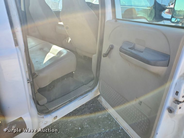 image for item HW9725 2006 Ford F450 XL Super Duty  winch truck