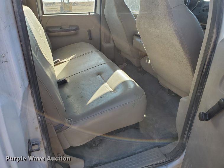 image for item HW9725 2006 Ford F450 XL Super Duty  winch truck