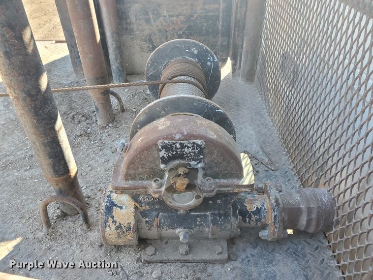 image for item HW9725 2006 Ford F450 XL Super Duty  winch truck