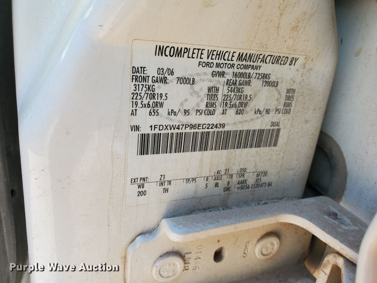 image for item HW9725 2006 Ford F450 XL Super Duty  winch truck