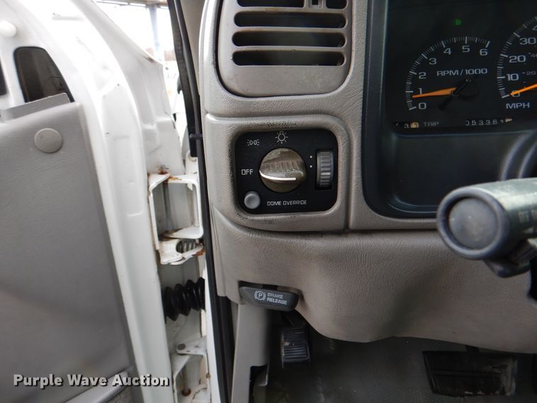 image for item HX9131 1999 Chevrolet Express 3500  box truck