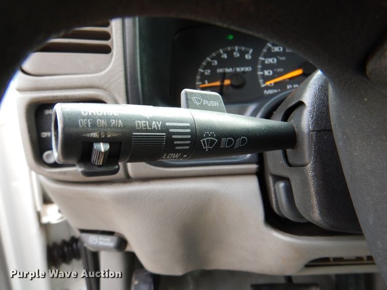 image for item HX9131 1999 Chevrolet Express 3500  box truck