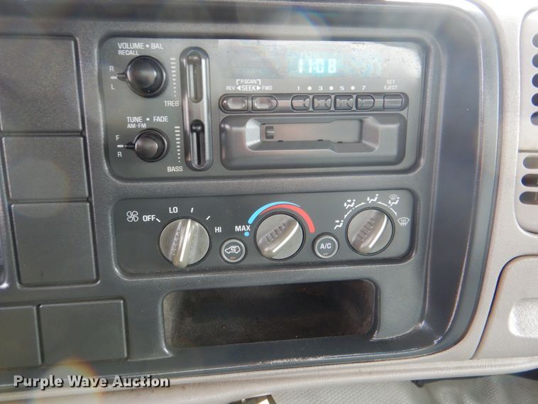 image for item HX9131 1999 Chevrolet Express 3500  box truck