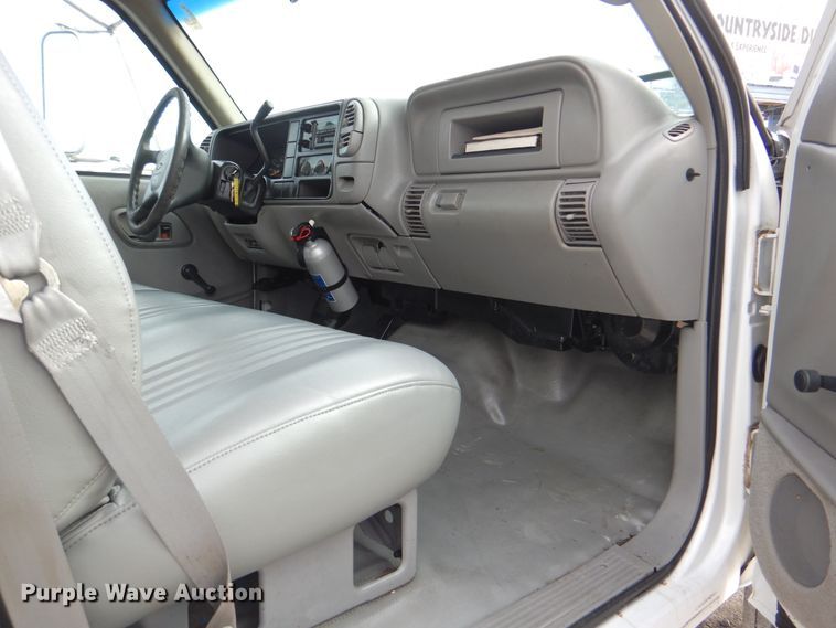 image for item HX9131 1999 Chevrolet Express 3500  box truck