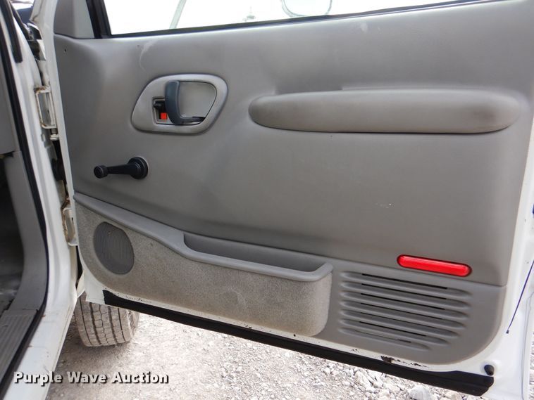 image for item HX9131 1999 Chevrolet Express 3500  box truck