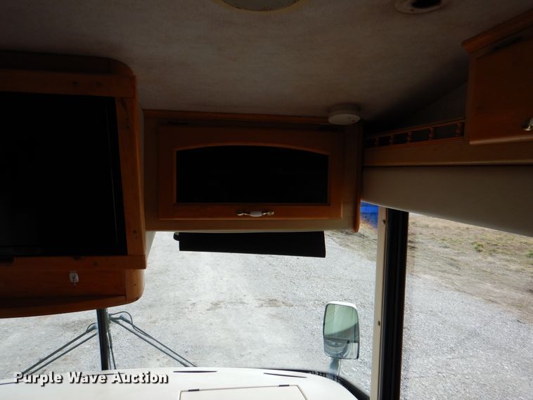 image for item HX9138 2002 Ford Damon Intruder  RV