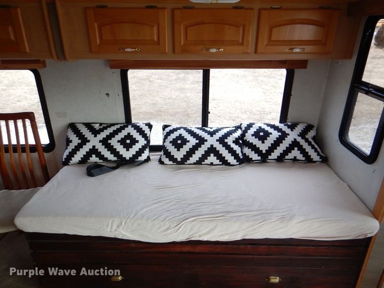 image for item HX9138 2002 Ford Damon Intruder  RV