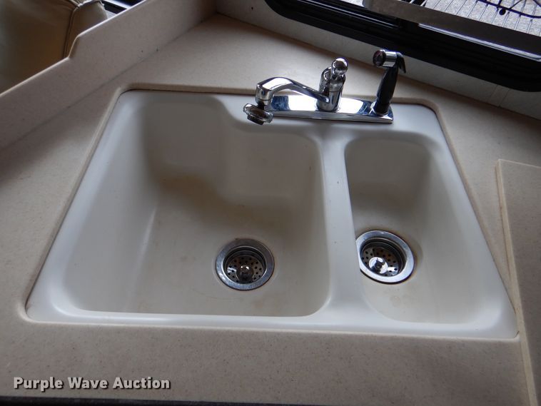 image for item HX9138 2002 Ford Damon Intruder  RV