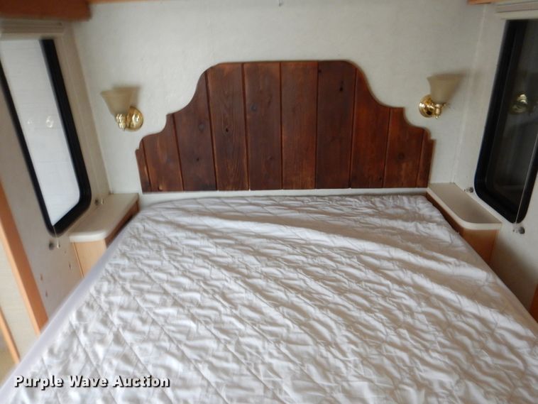 image for item HX9138 2002 Ford Damon Intruder  RV