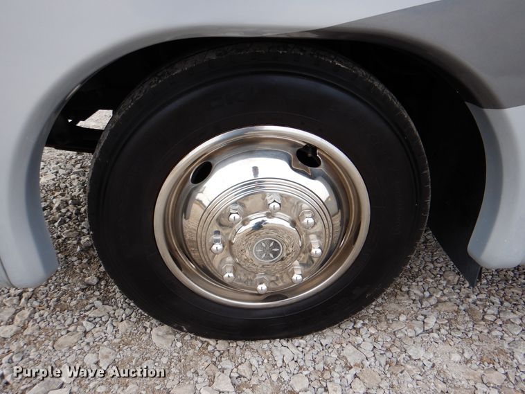 image for item HX9138 2002 Ford Damon Intruder  RV