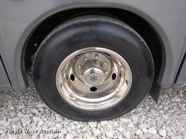 image for item HX9138 2002 Ford Damon Intruder  RV