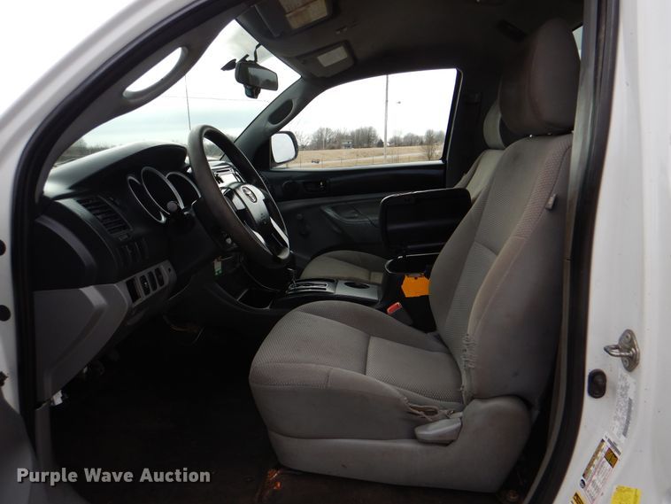 image for item HX9139 2014 Toyota Tacoma  flatbed pickup truck