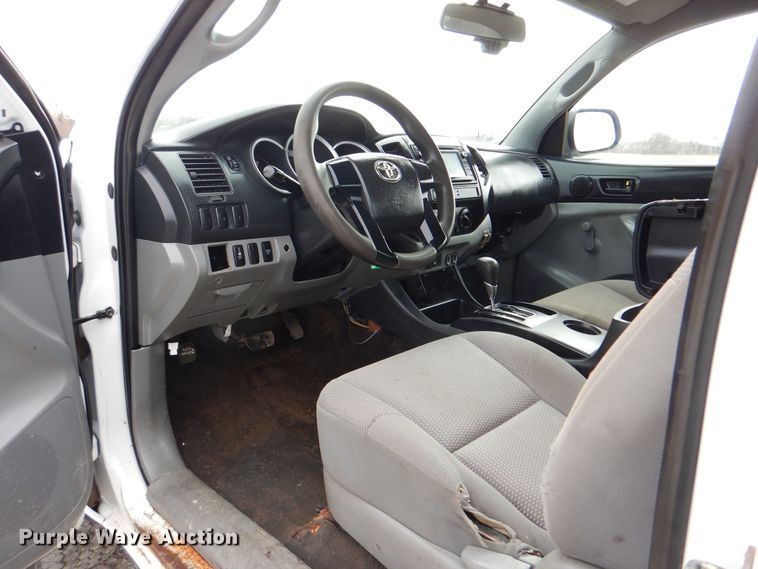 image for item HX9139 2014 Toyota Tacoma  flatbed pickup truck