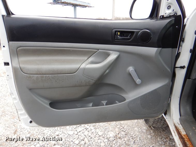 image for item HX9139 2014 Toyota Tacoma  flatbed pickup truck