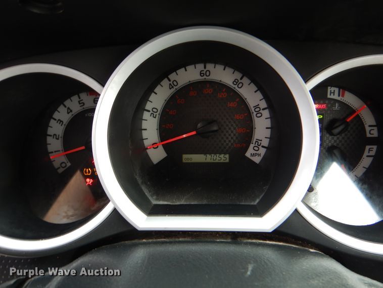 image for item HX9139 2014 Toyota Tacoma  flatbed pickup truck