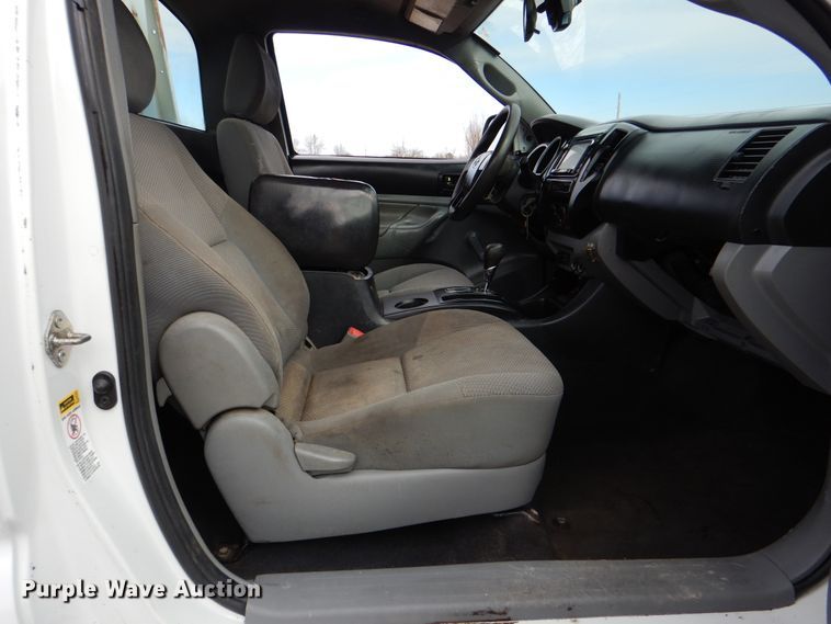 image for item HX9139 2014 Toyota Tacoma  flatbed pickup truck