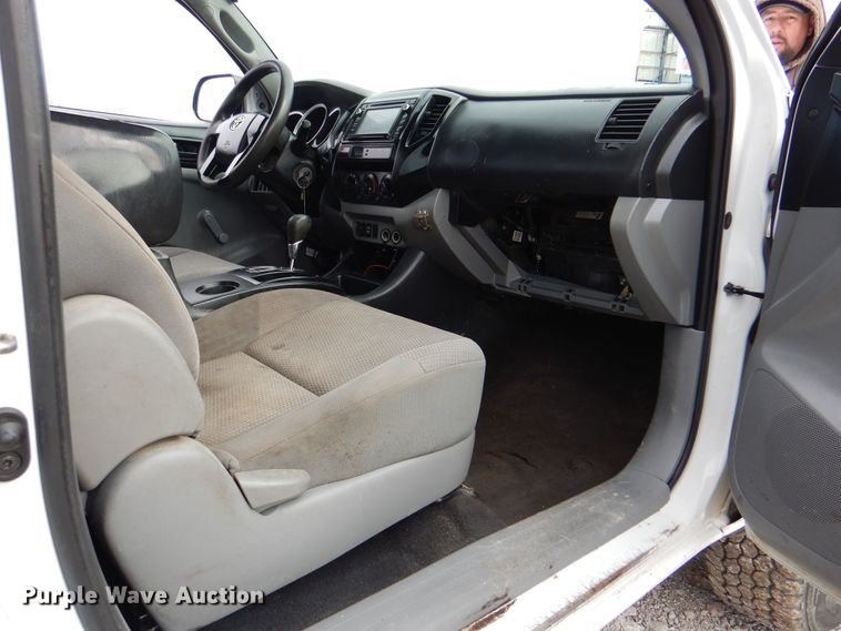 image for item HX9139 2014 Toyota Tacoma  flatbed pickup truck