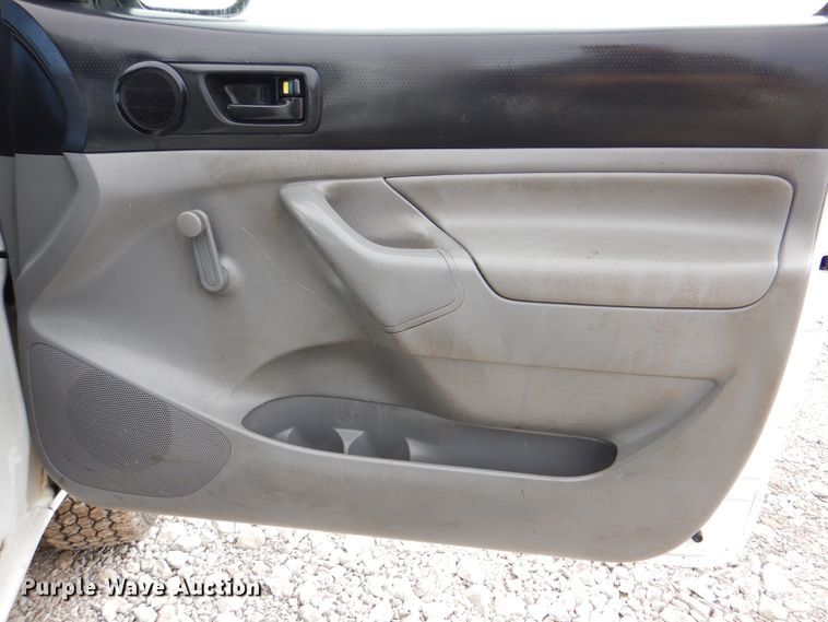 image for item HX9139 2014 Toyota Tacoma  flatbed pickup truck