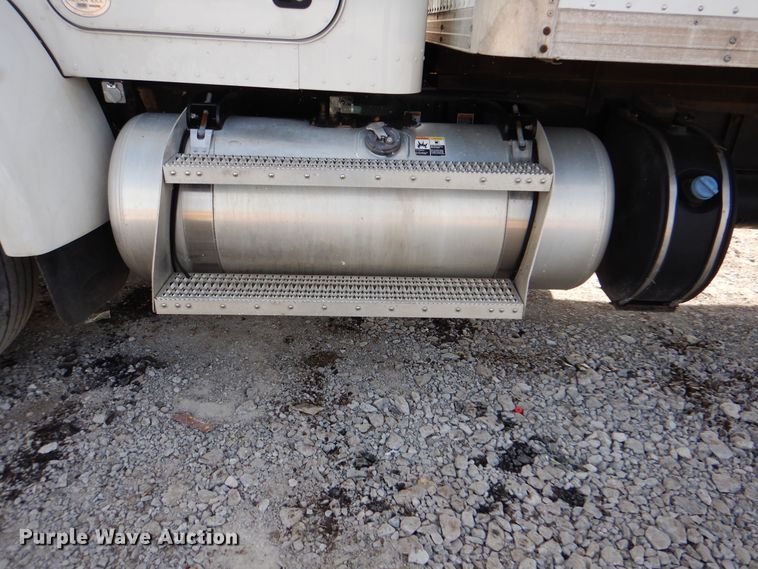 image for item HX9142 2015 Peterbilt 337  box truck