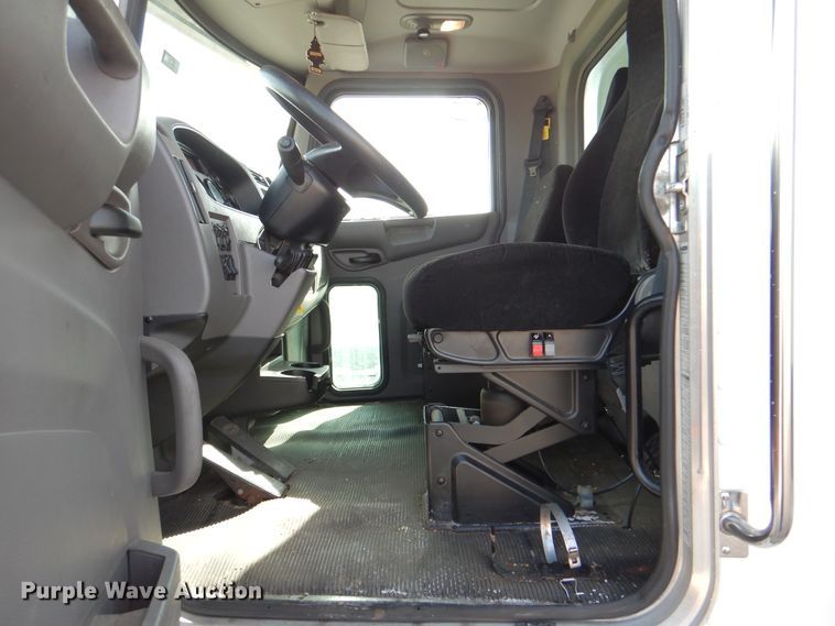 image for item HX9142 2015 Peterbilt 337  box truck