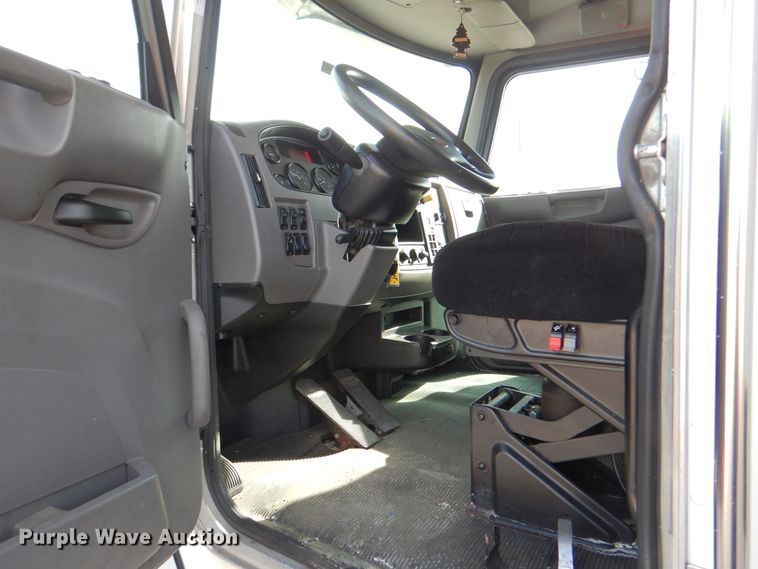 image for item HX9142 2015 Peterbilt 337  box truck