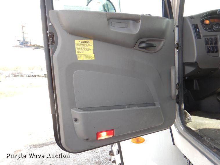 image for item HX9142 2015 Peterbilt 337  box truck