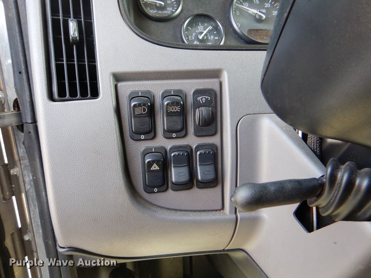 image for item HX9142 2015 Peterbilt 337  box truck