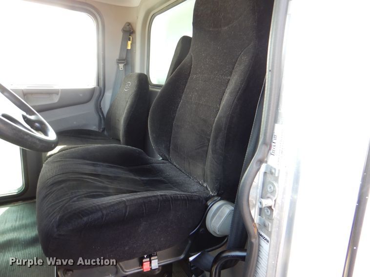 image for item HX9142 2015 Peterbilt 337  box truck