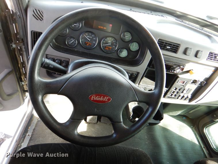 image for item HX9142 2015 Peterbilt 337  box truck