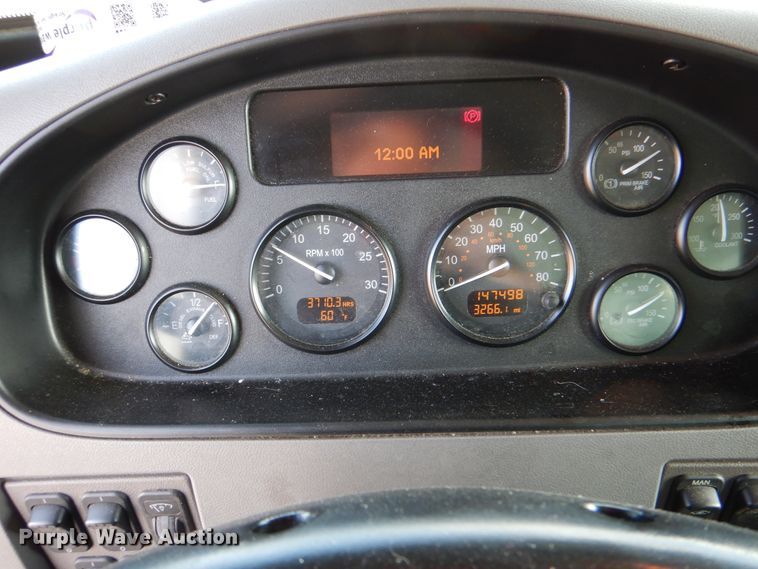 image for item HX9142 2015 Peterbilt 337  box truck