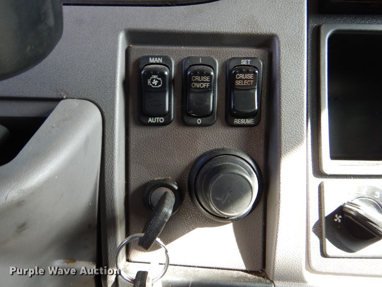 image for item HX9142 2015 Peterbilt 337  box truck