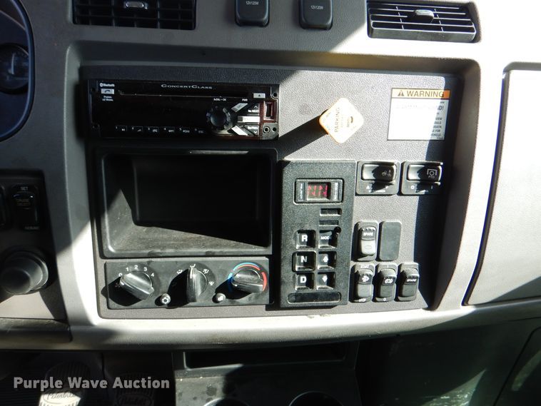 image for item HX9142 2015 Peterbilt 337  box truck