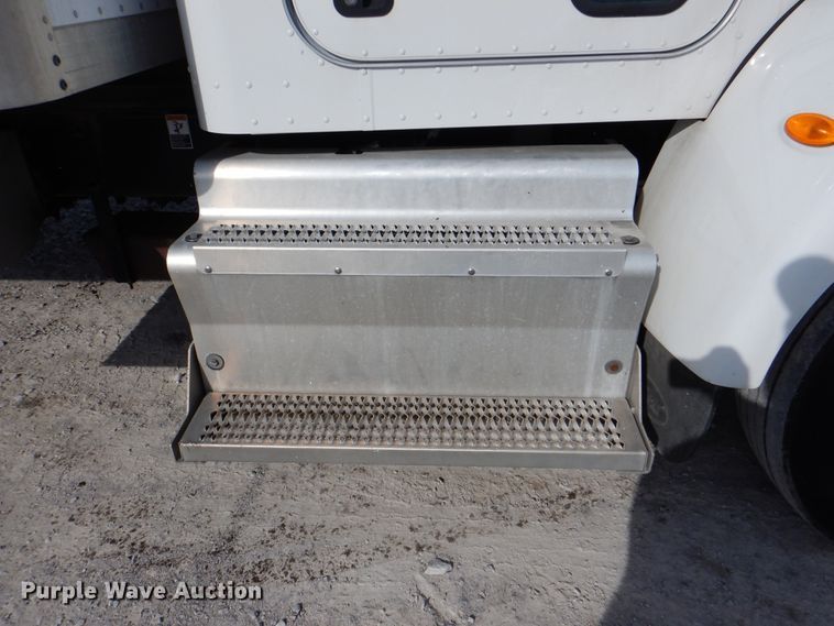 image for item HX9142 2015 Peterbilt 337  box truck