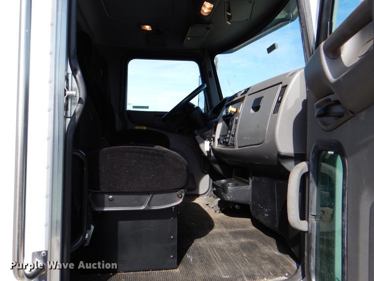 image for item HX9142 2015 Peterbilt 337  box truck