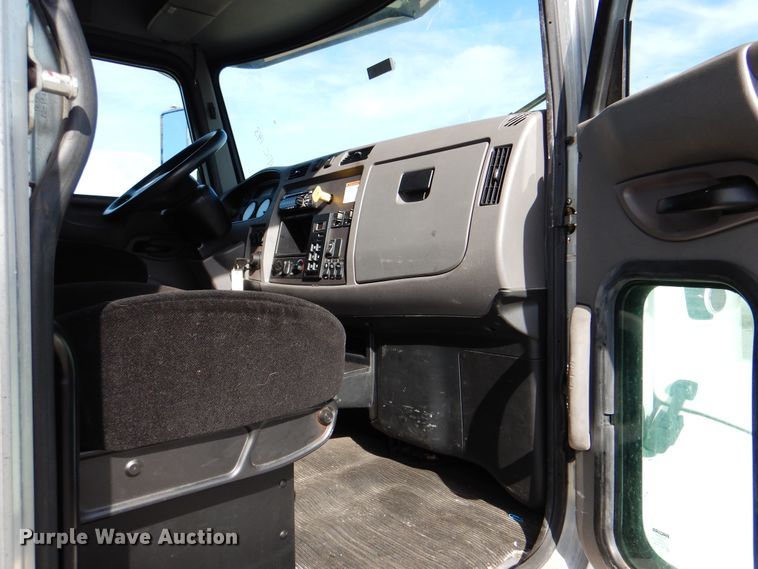 image for item HX9142 2015 Peterbilt 337  box truck