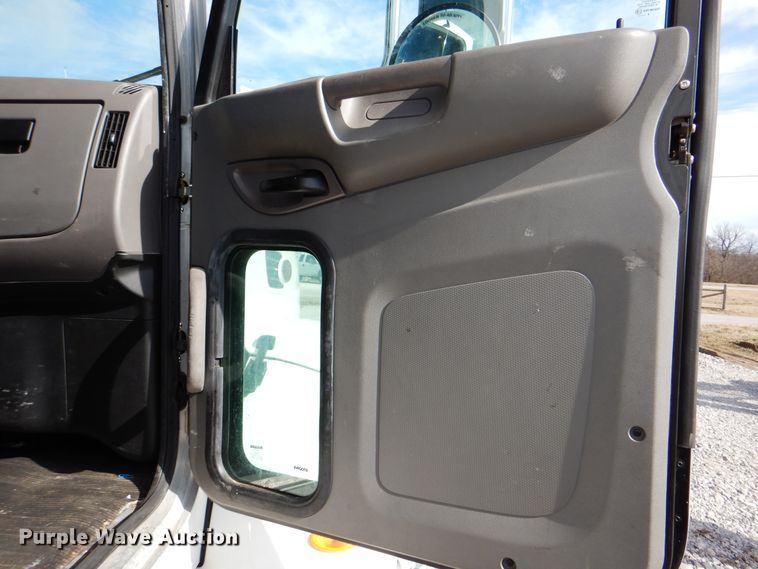 image for item HX9142 2015 Peterbilt 337  box truck