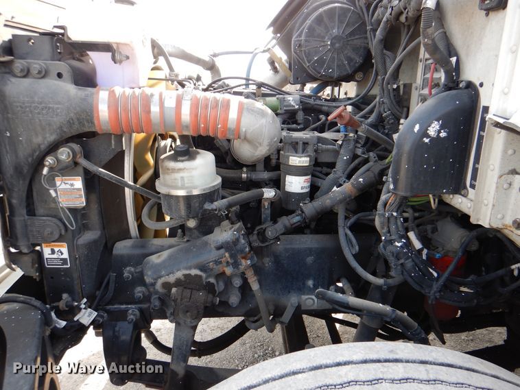 image for item HX9142 2015 Peterbilt 337  box truck