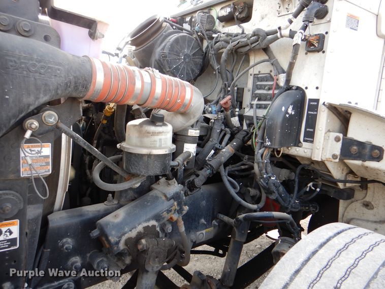 image for item HX9142 2015 Peterbilt 337  box truck