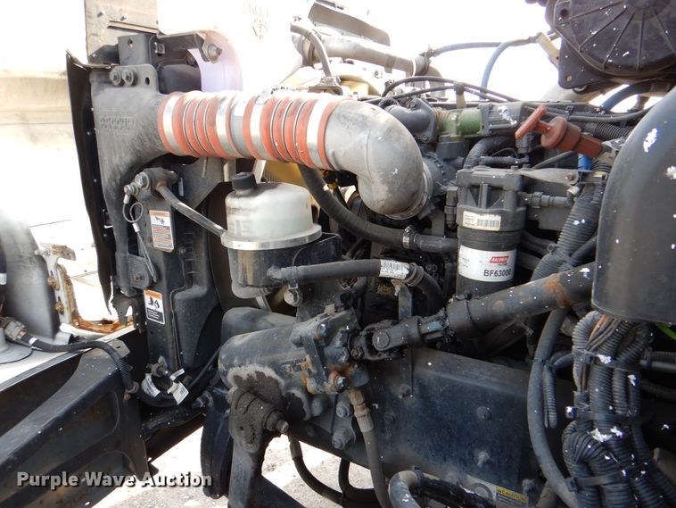 image for item HX9142 2015 Peterbilt 337  box truck