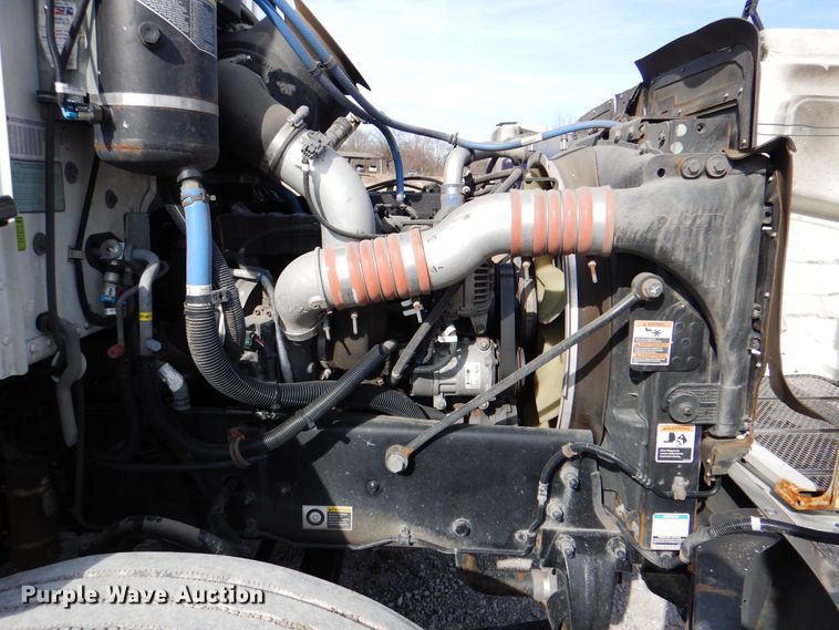 image for item HX9142 2015 Peterbilt 337  box truck