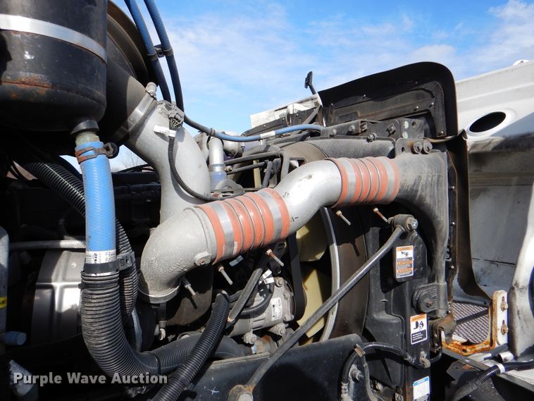 image for item HX9142 2015 Peterbilt 337  box truck