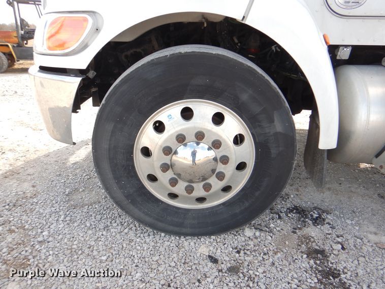 image for item HX9142 2015 Peterbilt 337  box truck