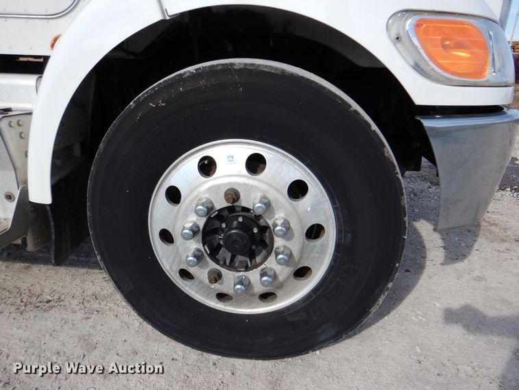 image for item HX9142 2015 Peterbilt 337  box truck