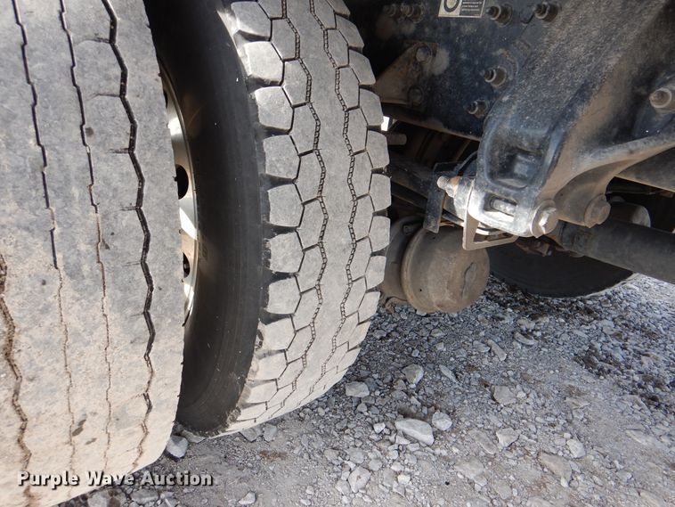 image for item HX9142 2015 Peterbilt 337  box truck